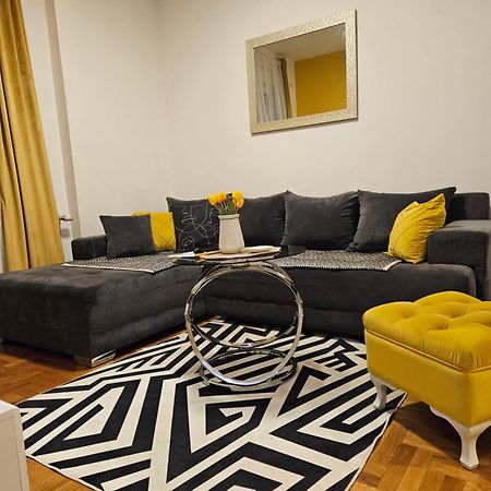 Apartman Sunflower Sremska Mitrovica Exteriör bild