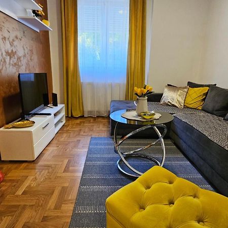 Apartman Sunflower Sremska Mitrovica Exteriör bild