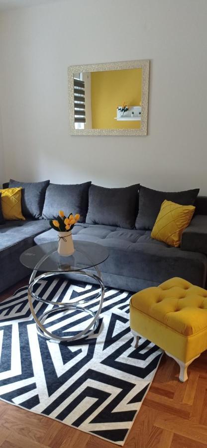 Apartman Sunflower Sremska Mitrovica Exteriör bild