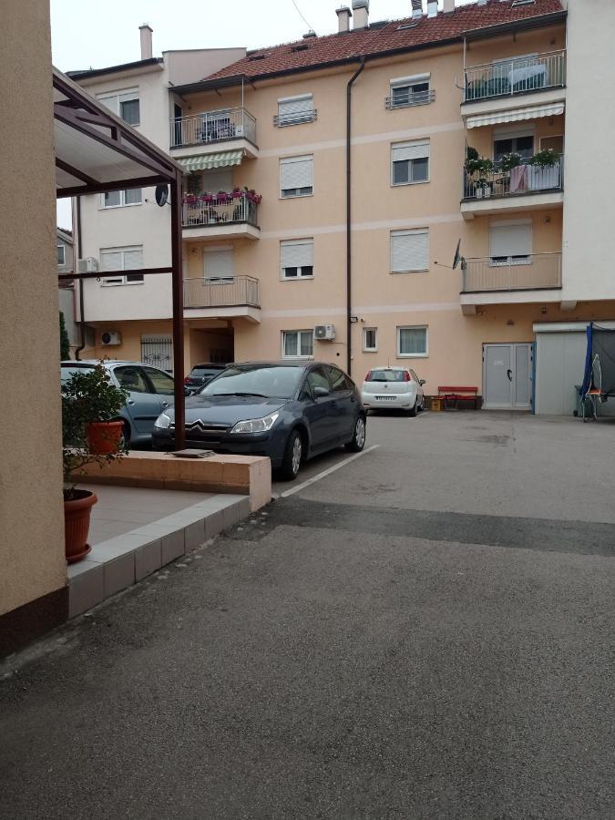 Apartman Sunflower Sremska Mitrovica Exteriör bild