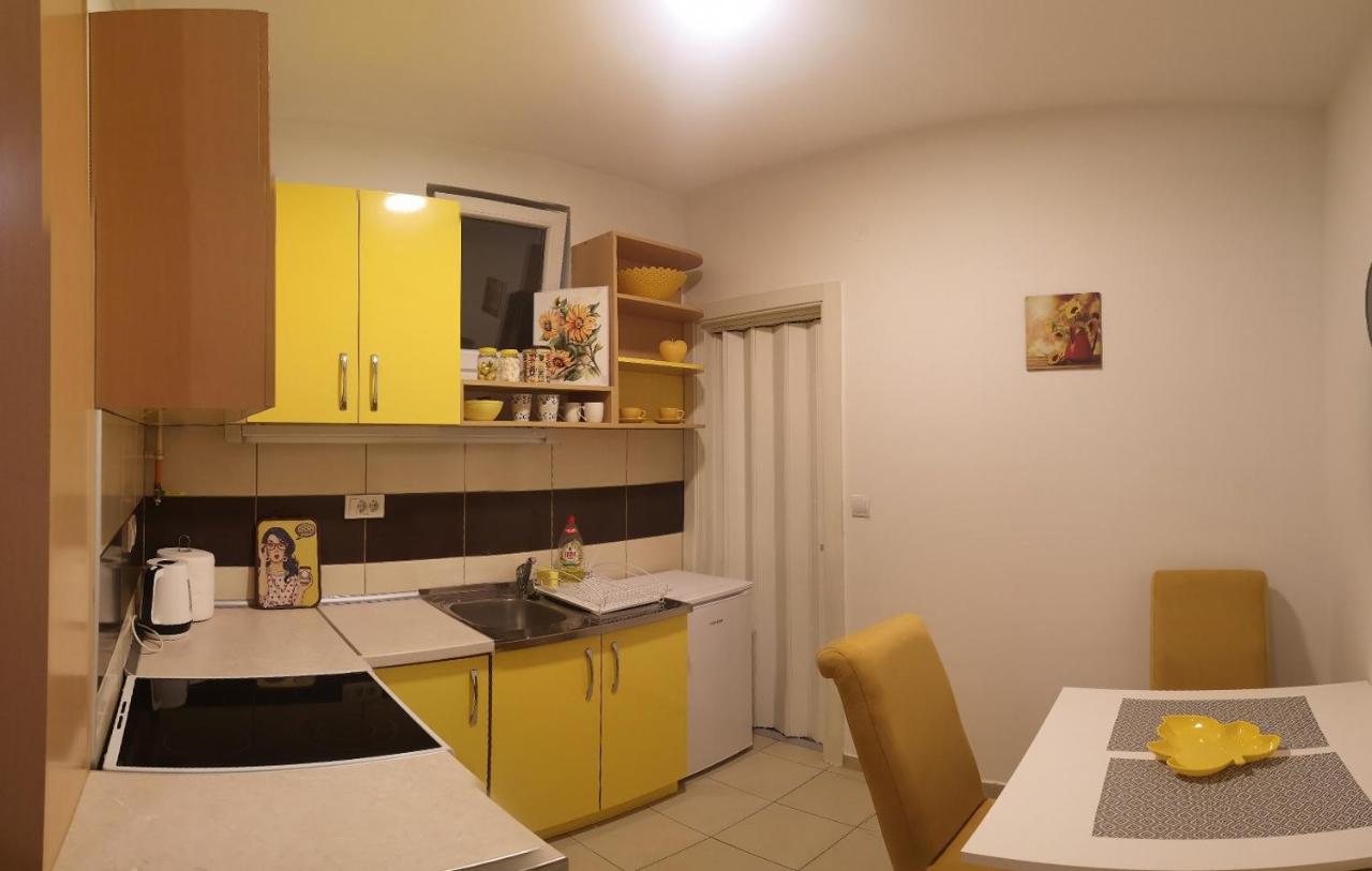 Apartman Sunflower Sremska Mitrovica Exteriör bild