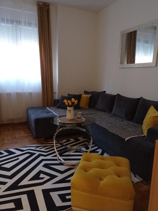 Apartman Sunflower Sremska Mitrovica Exteriör bild